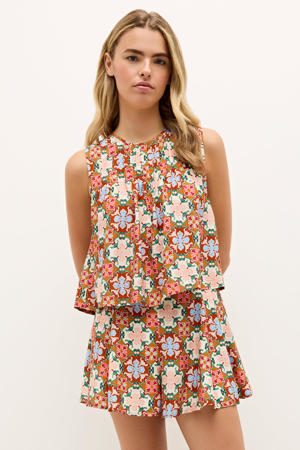 Sleeveless printed top with a relaxed fit and gathered neckline