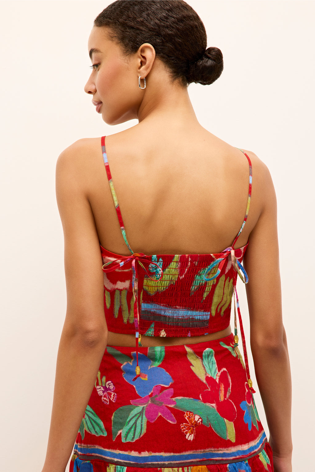 Floral crop top with straight neckline and a summery, playful look