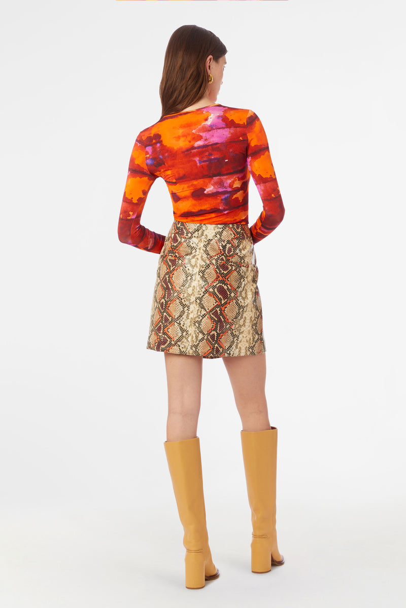 Sunset colored striped printed crew neck with a form fitting cut