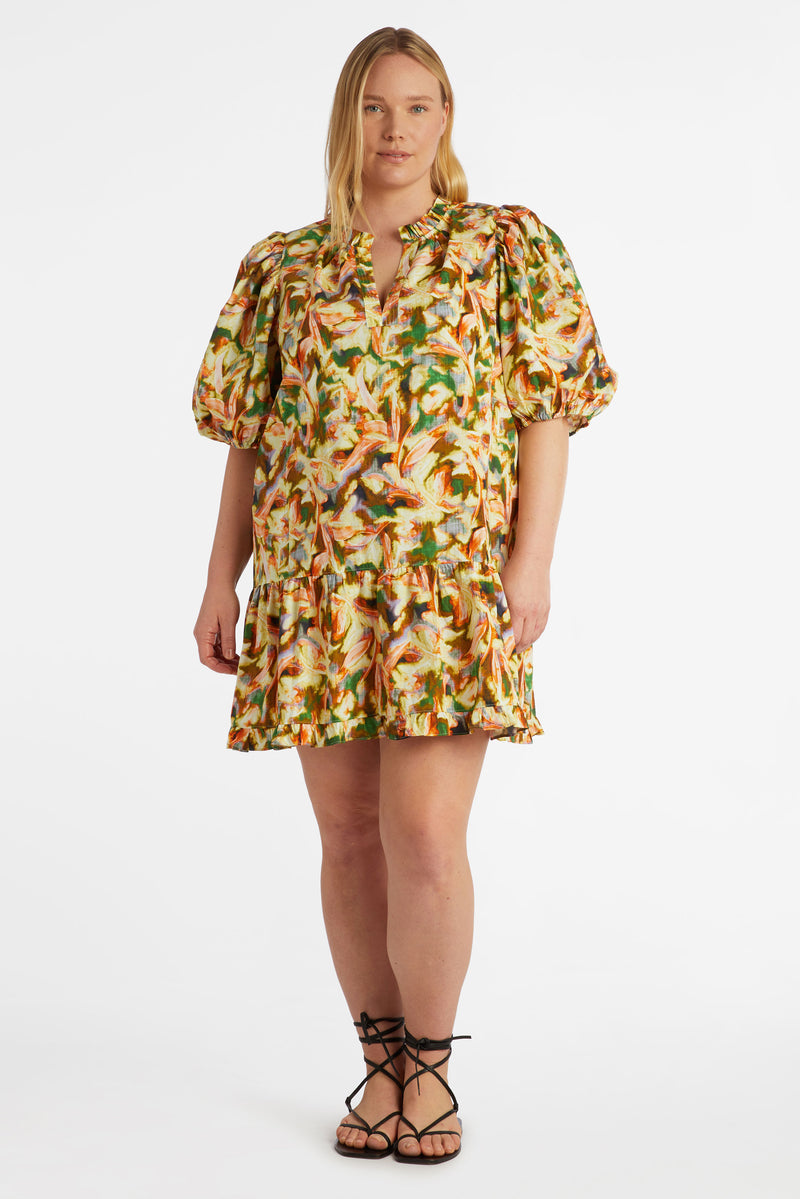 Short dress with ruffles around the collar and hem of skirt in a multicolor leaf print