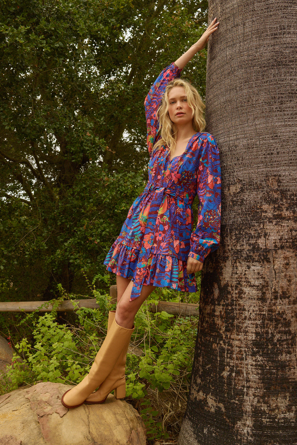 Short dress in a bright floral print and long sleeves