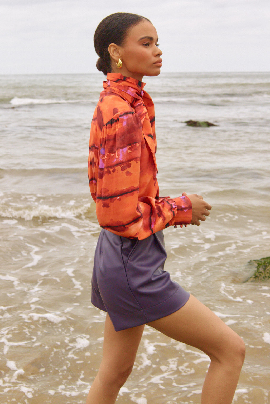 High-waisted shorts with front pleats, side pockets, and back zipper
