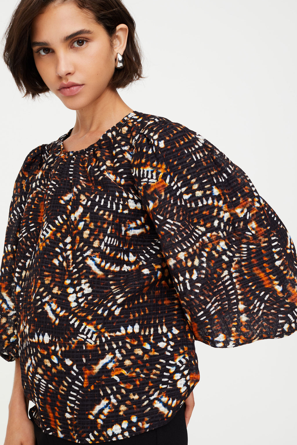 Patterned relaxed top fit with crew neckline and puffed shoulders 