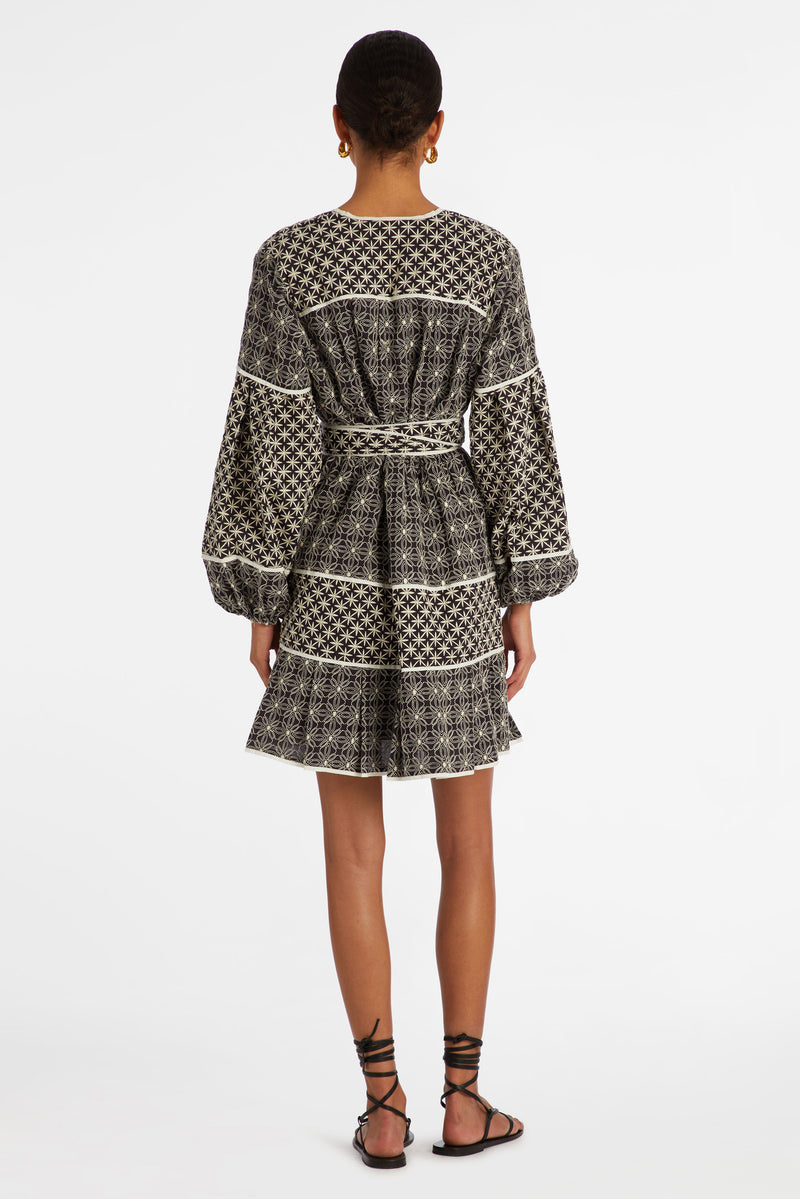 Short dress that can be belted at the waist in a black textured material