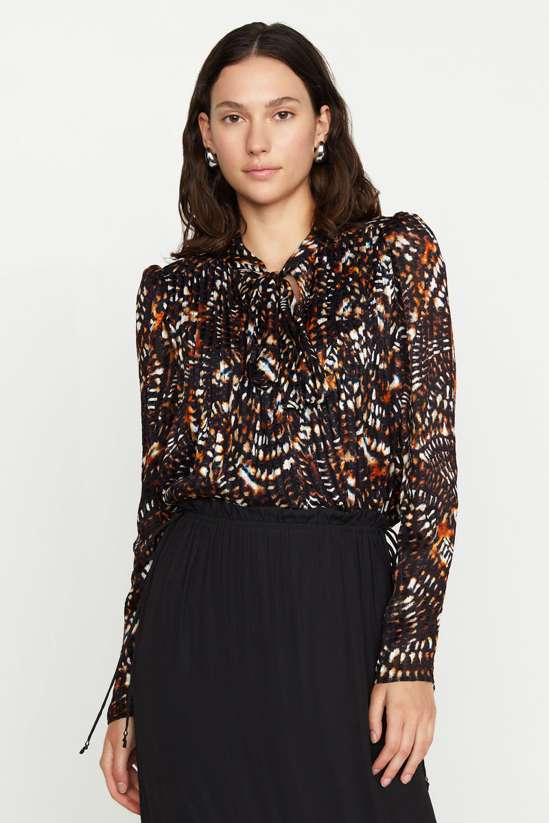 V neckline patterned blouse with long tapered sleeve 