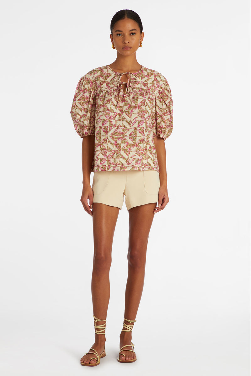 Top with a straight silhouette and short puff sleeves