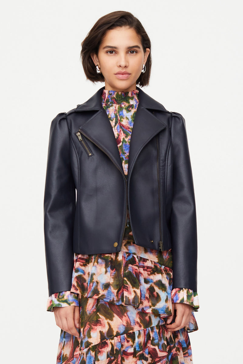 Cropped black leather jacket with details of zipper cuffs and zipper front closure with snaps