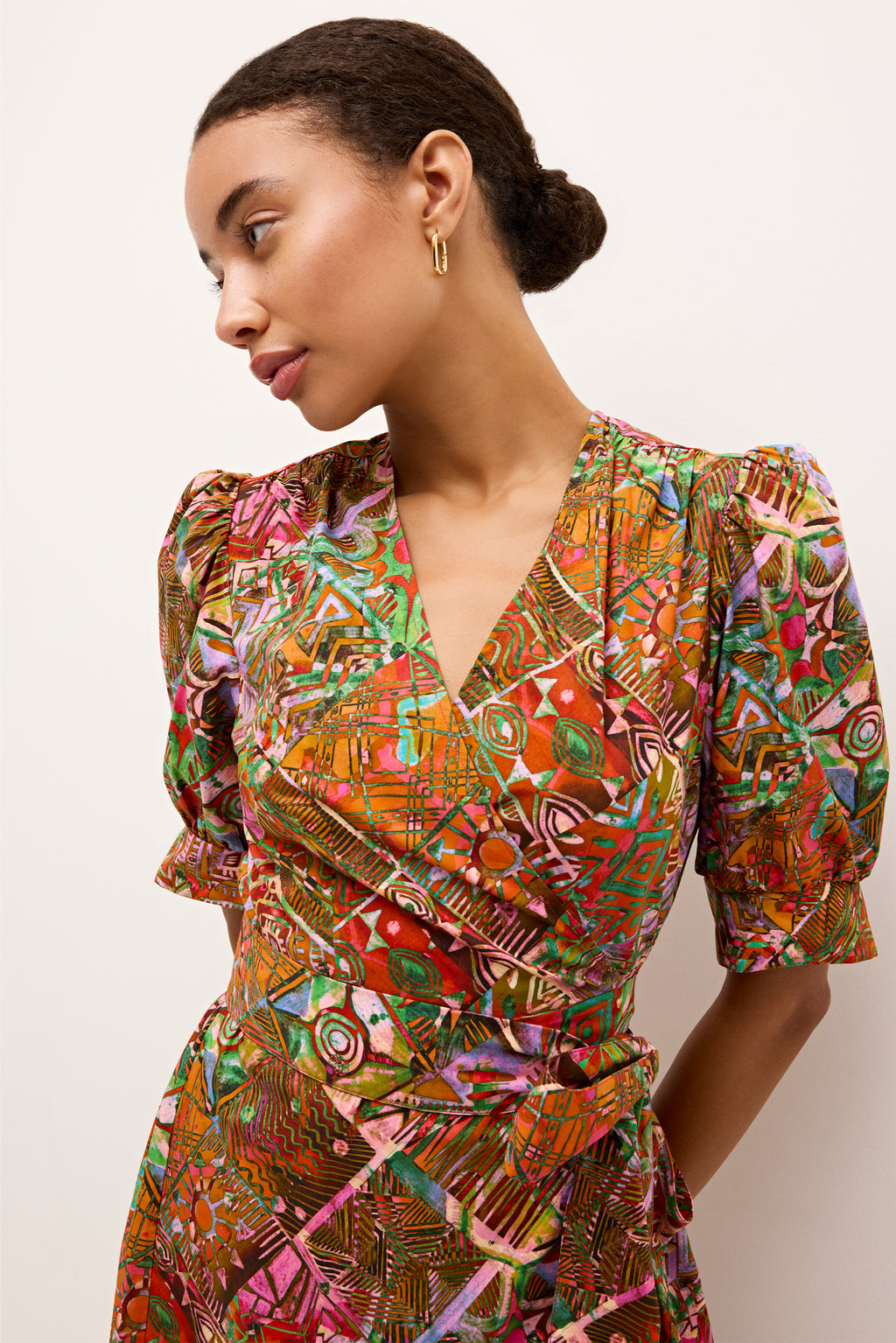 V-neck dress with puff sleeves and an abstract geometric patchwork pattern 