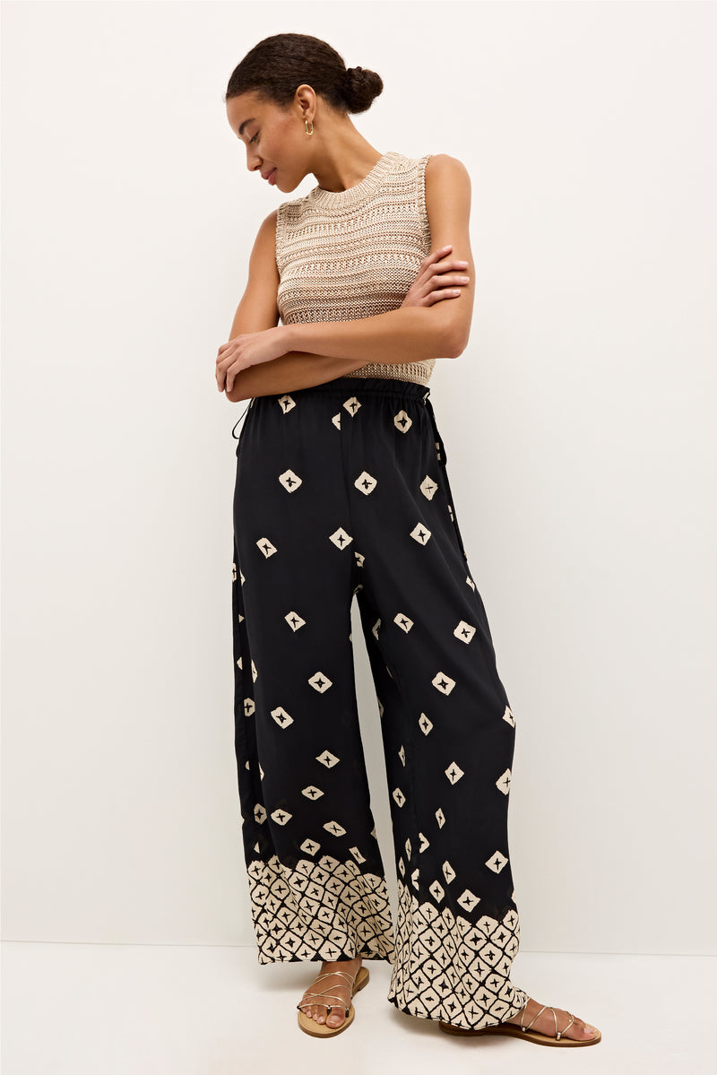 Boho inspired flowy pants in black with all oboe cream motifs 