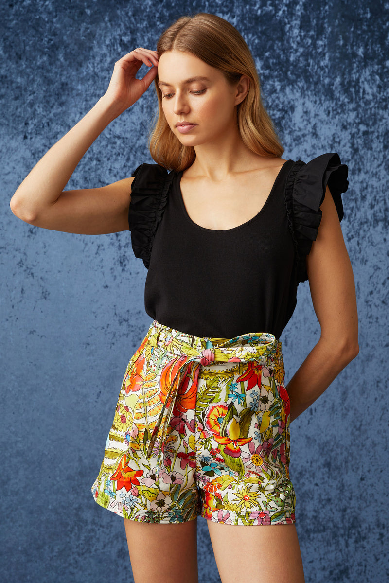 Fitted shorts in a multicolor floral print with functional pockets and tie sash belt