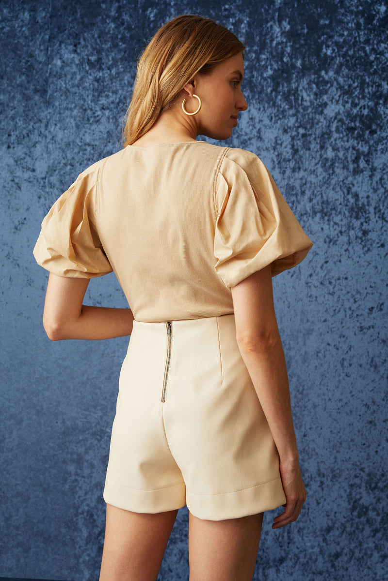 High waisted shorts with zip closure in the back 