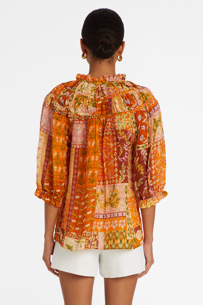 Top with short sleeves and an adjustable neckline