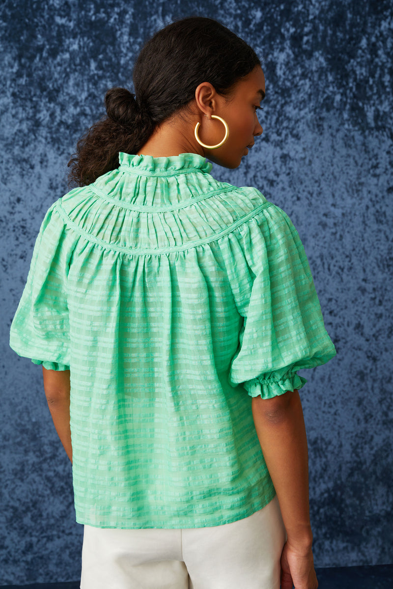 Top with short sleeves and an adjustable neckline