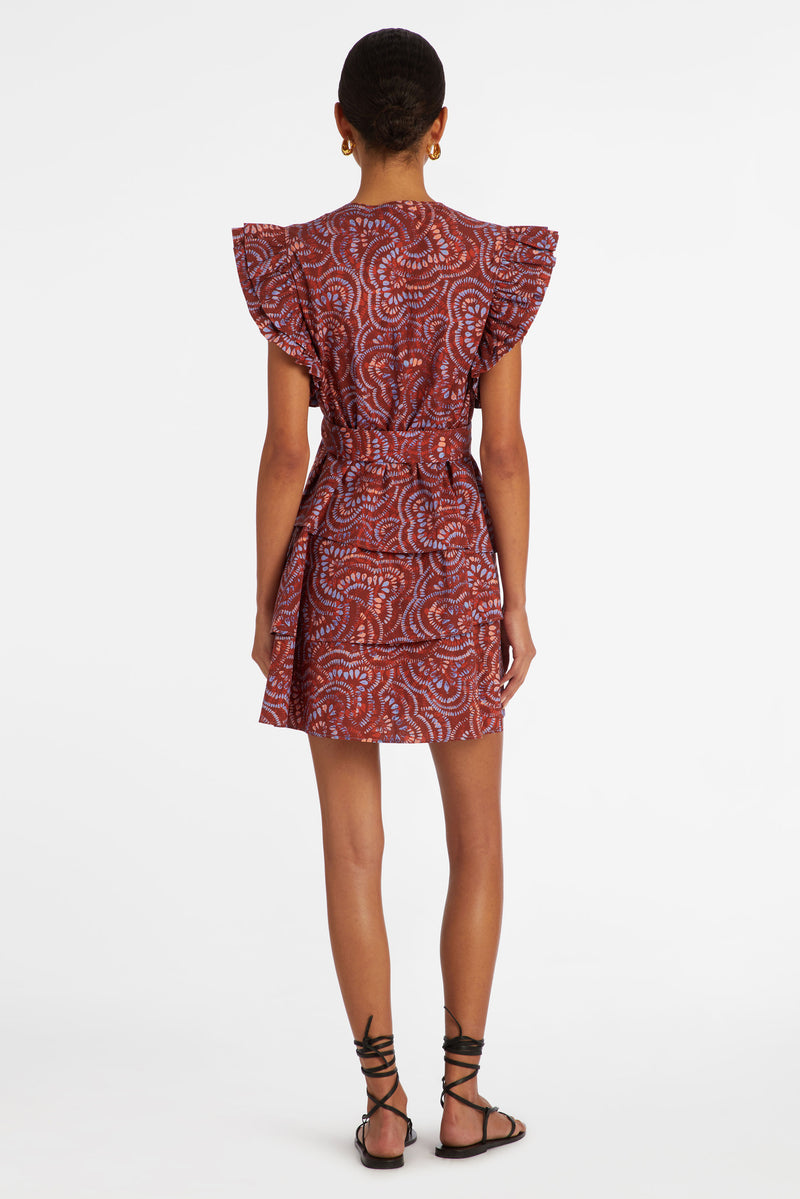 Short dress with large ruffled sleeves and v-neckline in a dark pink geometric print