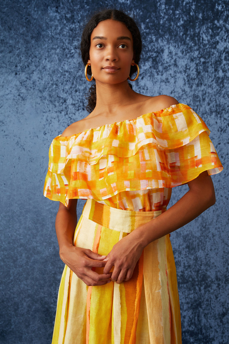 Maxi skirt with thick band at the natural waist and a side zipper