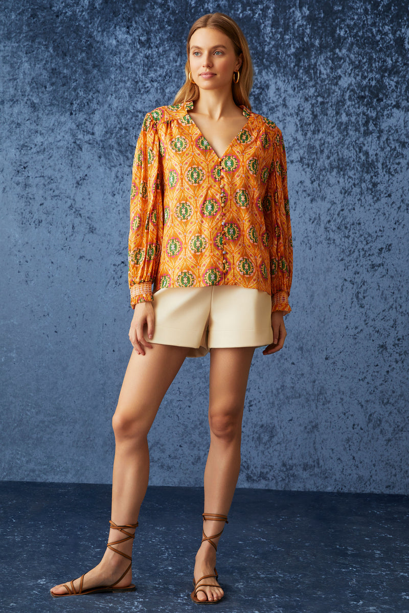 Long sleeve blouse with v-neck and straight silhouette in an orange circular print