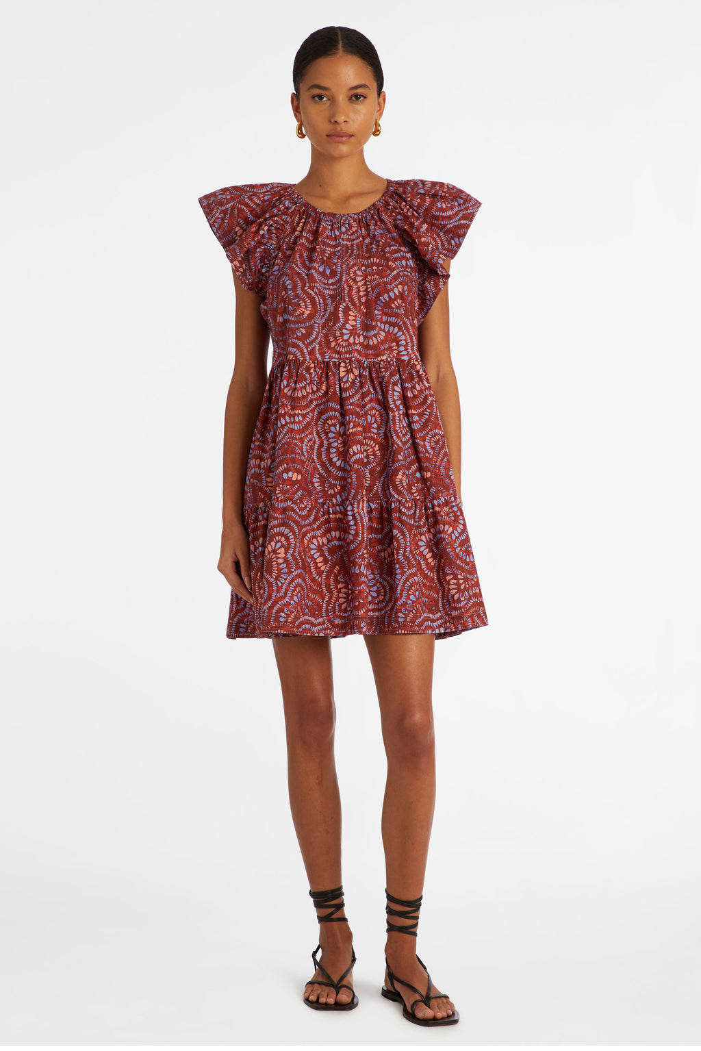Short dress with large ruffled sleeves in a dark pink geometric print