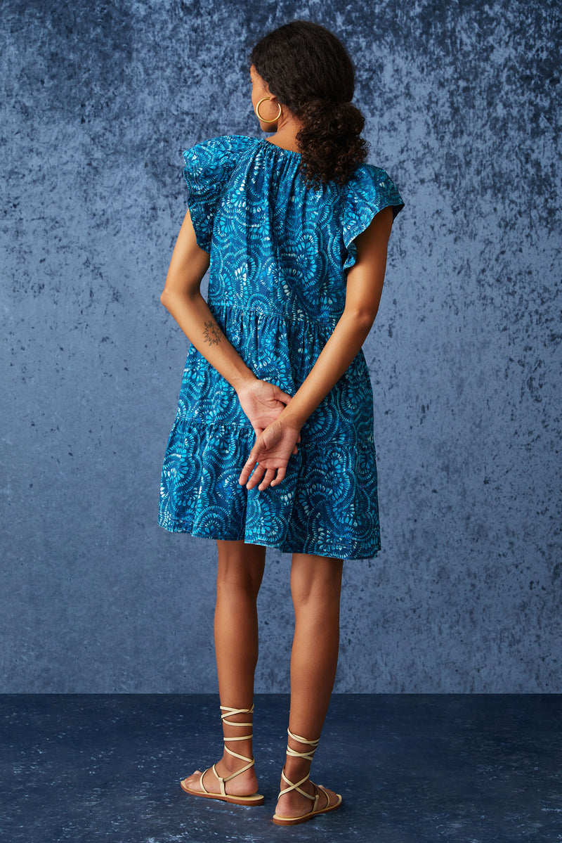 Short dress with large ruffled sleeves in a bright blue geometric print