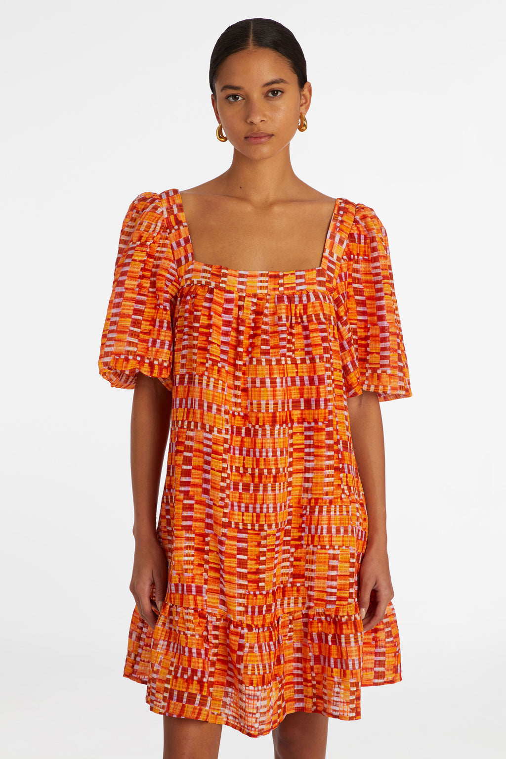 Short sleeve short dress with a simple silhouette