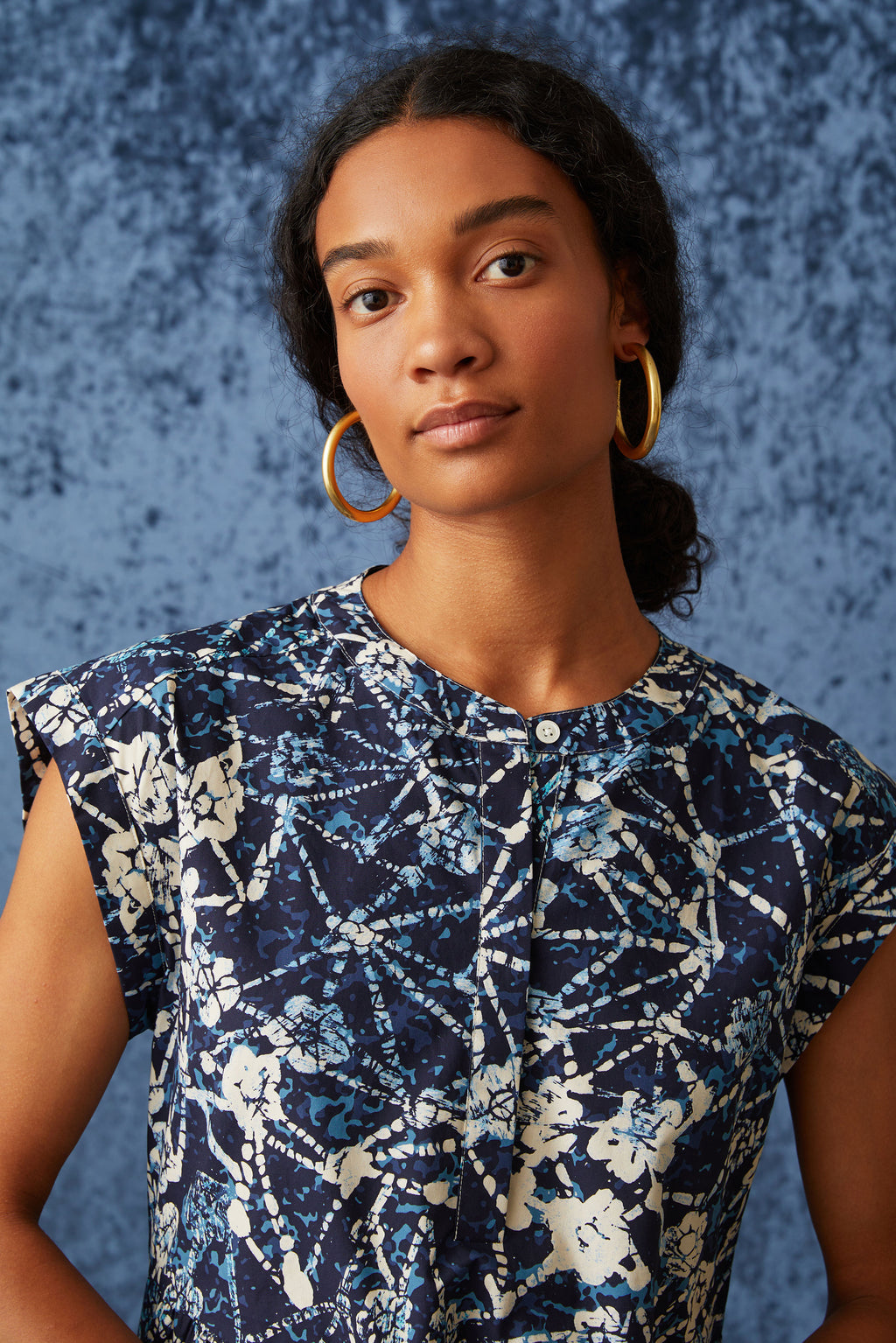 Blue floral short dress with rounded neckline and cap sleeves