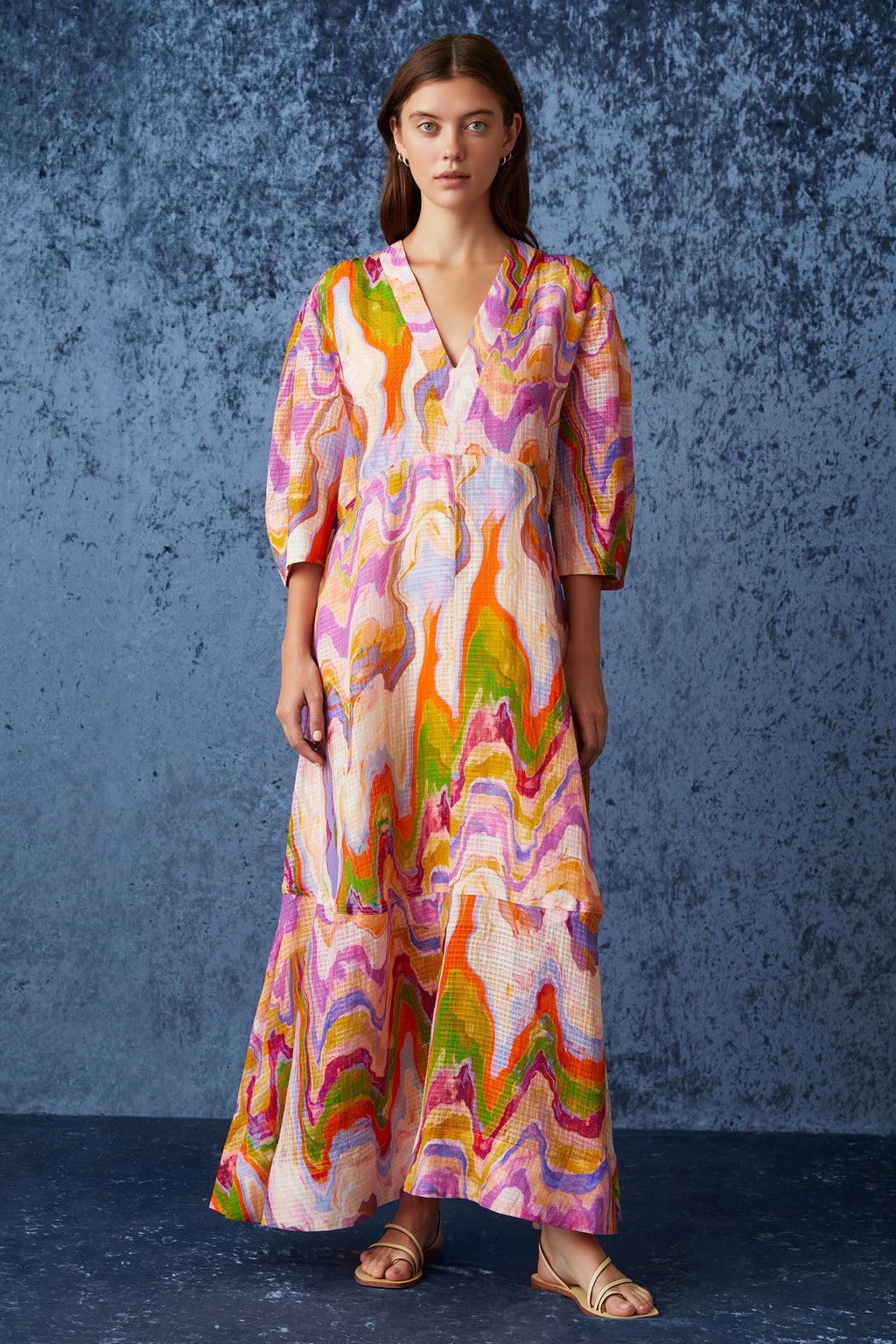 Long flowy dress with a straight silhouette and three-quarter sleeves
