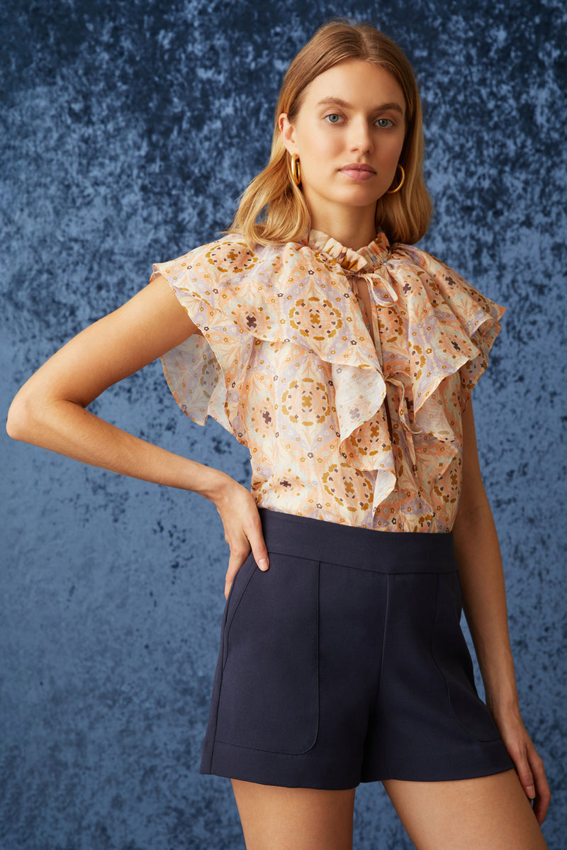 Simple shorts that fit the lowered waist and have a side zip with pockets on each side