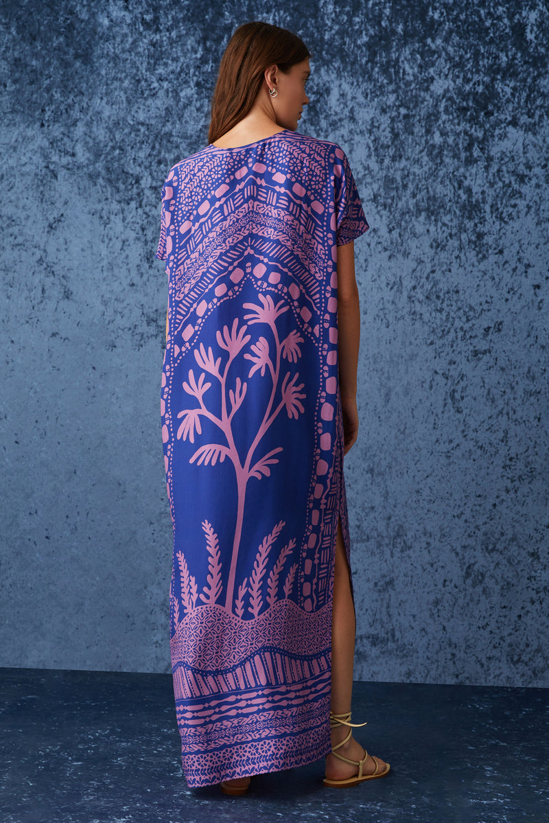 Maxi dress with v-neckline and flowy silhouette