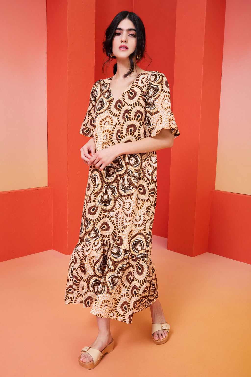Long slip on dress with a straight silhouette and v-neckline in a brown abstract print
