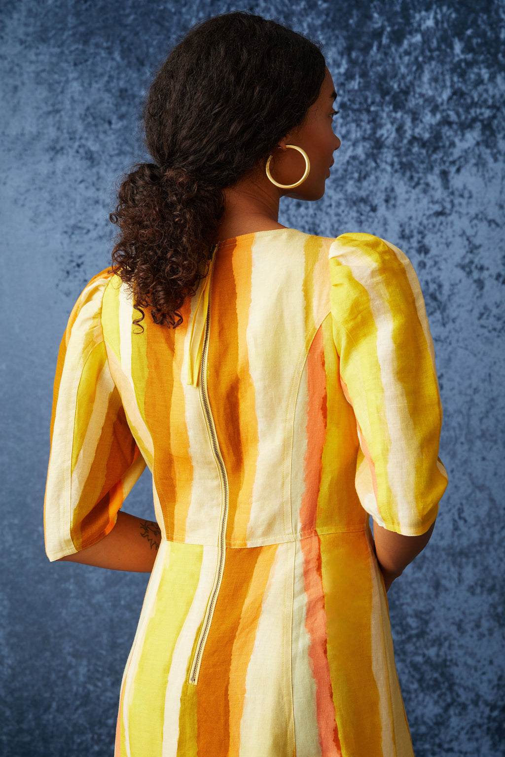 Midi dress with a square neckline and three-quarter fitted sleeves