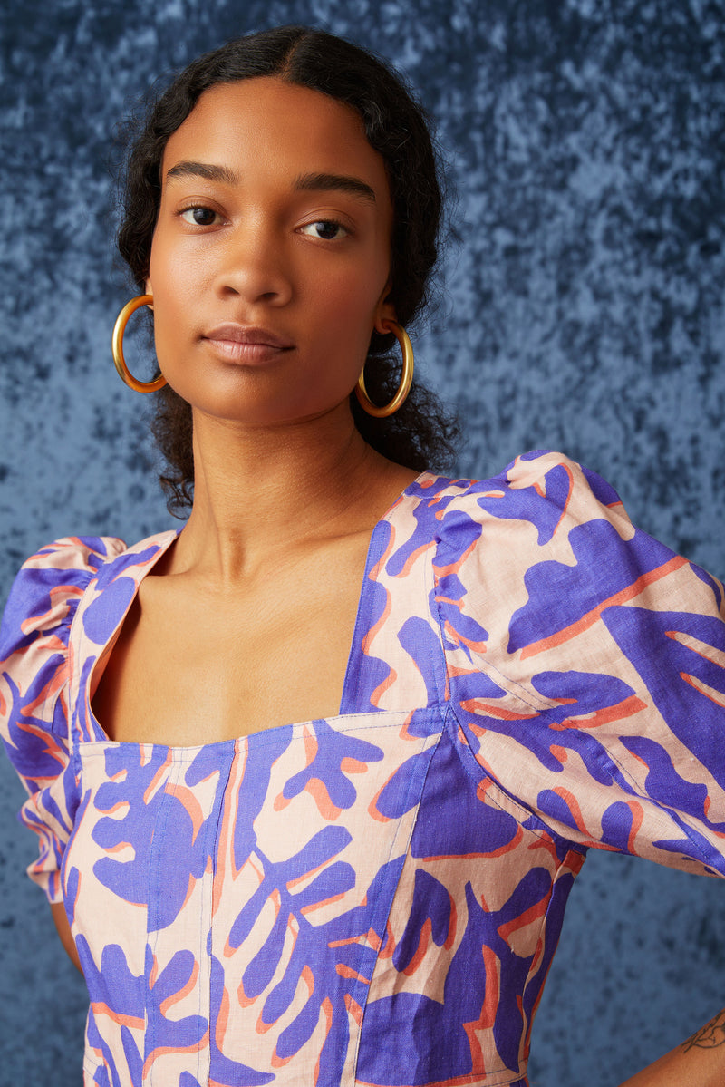 Short dress with a slip on silhouette and a square neckline and fitted short sleeves