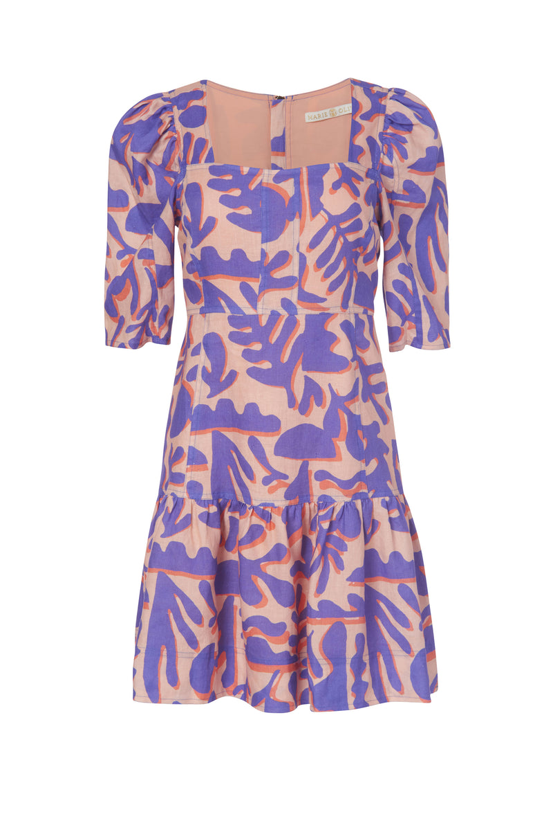 short dress with square neckline and three quarter sleeves